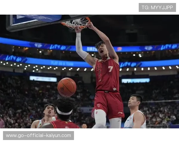 北京曾凡博突破上篮得手，比分扩大